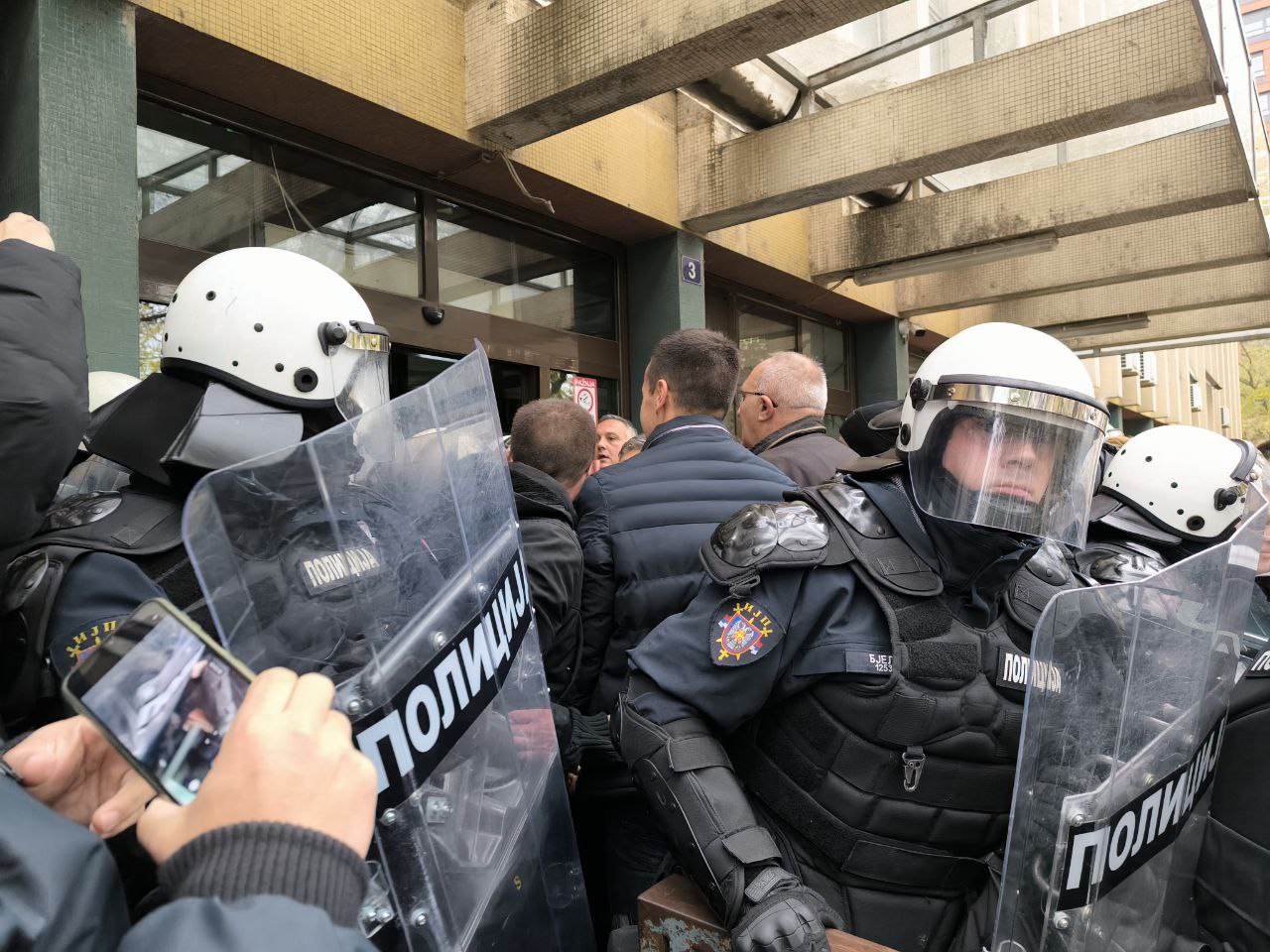 Foto: građani u protestu, policijska intervencija