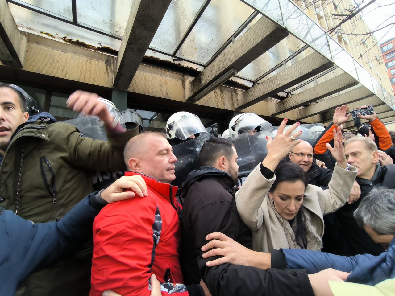 Foto: građani u protestu, policijska intervencija