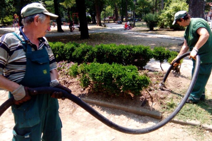 Komunalci održavaju park