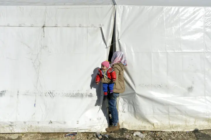 MIGRANTI U IZBEGLICKOM KAMPU
