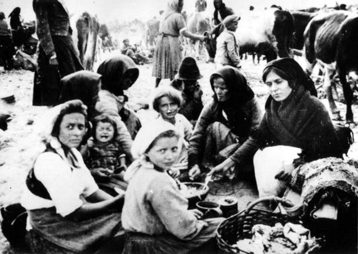 Kozaračke žene i deca u logoru Jasenovac VI u Mlaci, 1942. (Foto: JUSP Jasenovac)