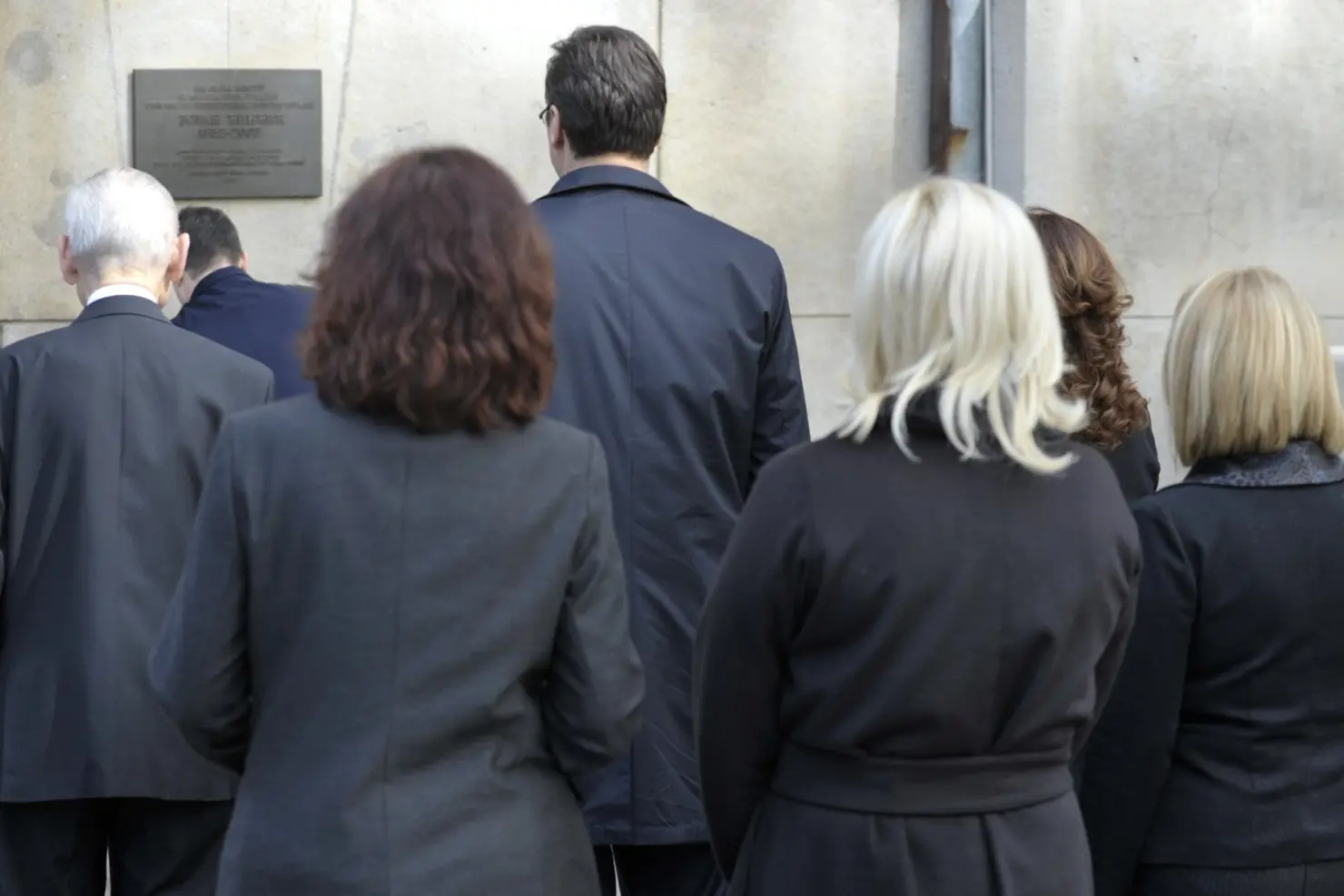 Vlada Aleksandra Vučića postavlja cveće na mestu ubistva Zorana Đinđića 2016. godine
