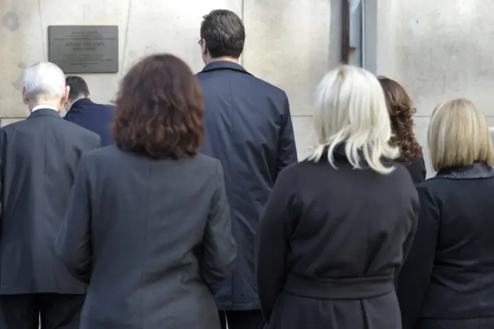 Vlada Aleksandra Vučića postavlja cveće na mestu ubistva Zorana Đinđića 2016. godine