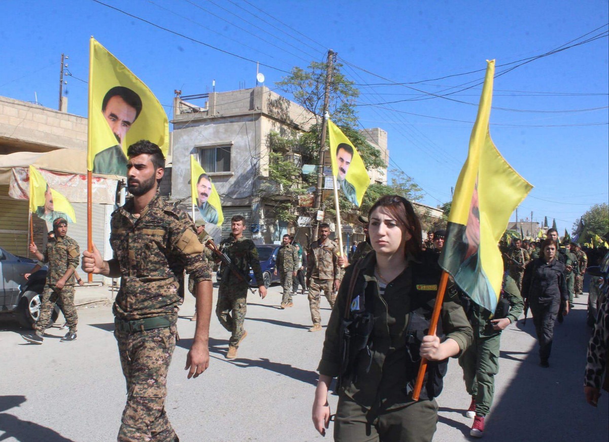 Borci i borkinje nose zastave s likom Abdulaha Odžalana; Foto: Kurdishstruggle / Flickr