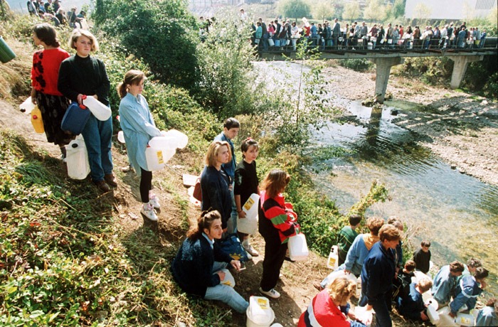 Građani Sarajeva čekaju u redu za vodu tokom opsade grada; 1992. godina