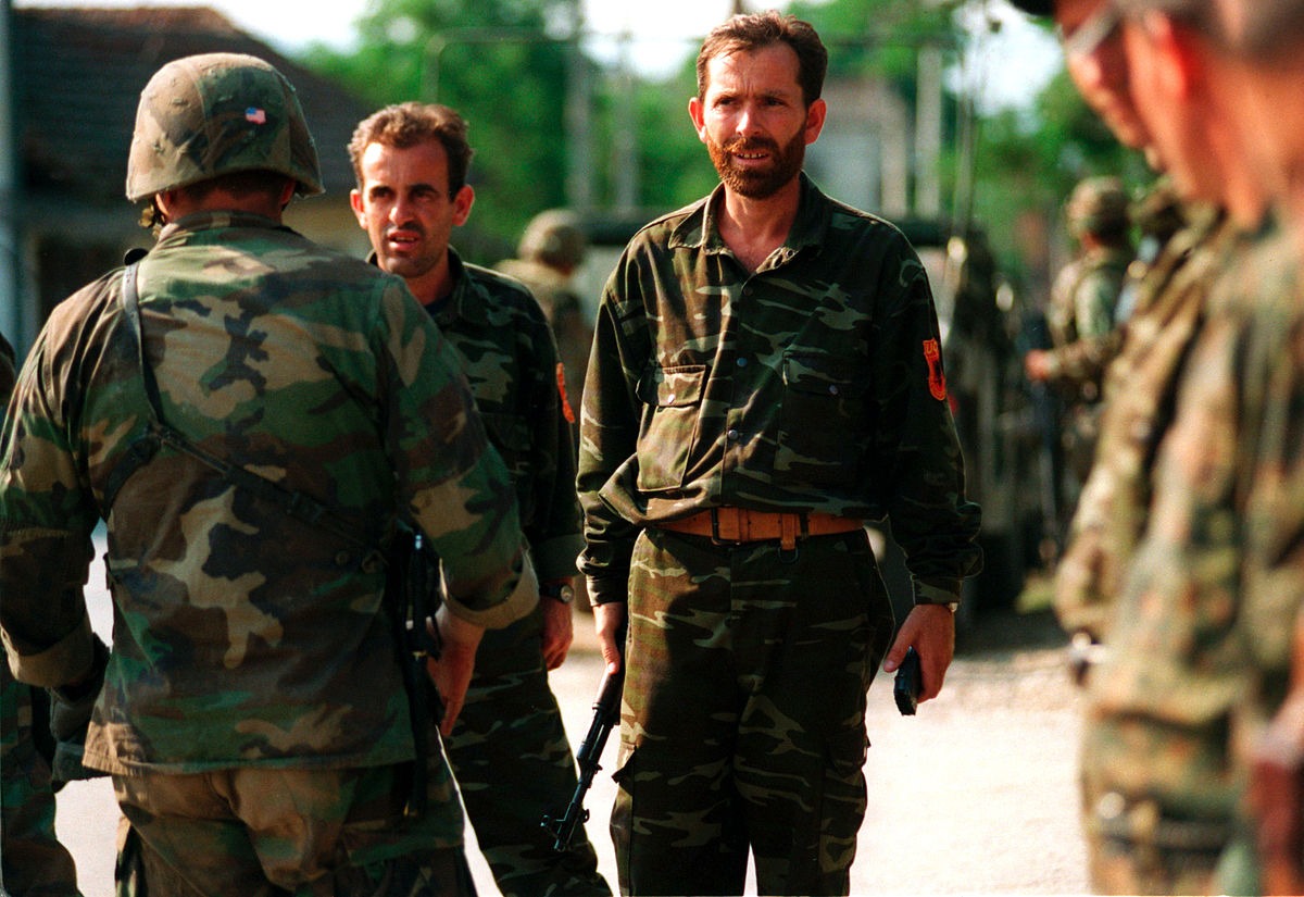 Pripadnici OVK predaju oružije američkim marincima; Foto: Sgt. Craig J. Shell, U.S. Marine Corps - U.S. Department of Defense / Wikipedia