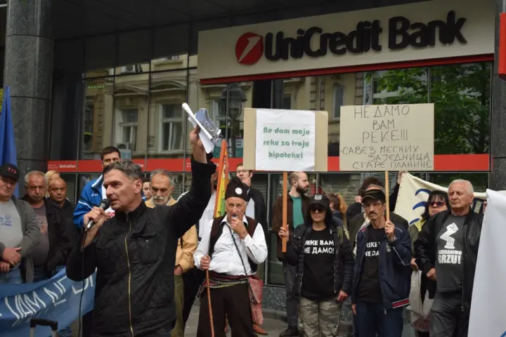 „Nema hipoteke na reke“. Protest ispred UniCredit banke zbog finansiranja izgradnje MHE