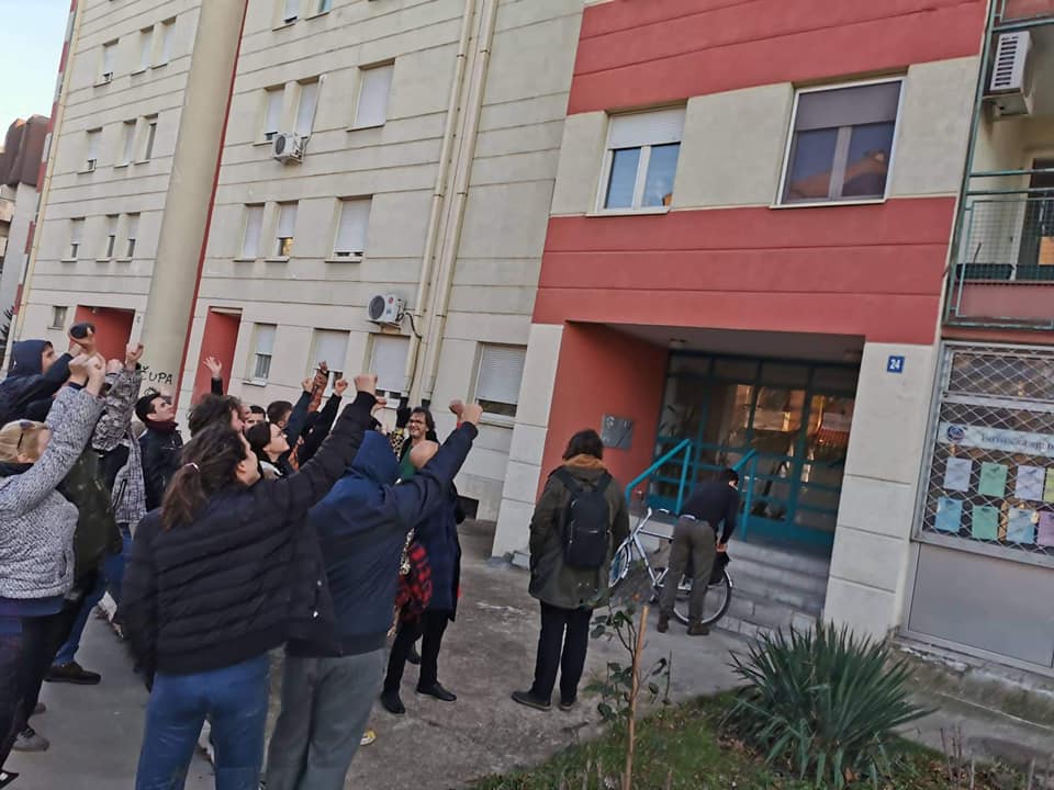 Brzom solidarnom akcijom policija sprečena da interveniše protiv aktivista Krova nad glavom