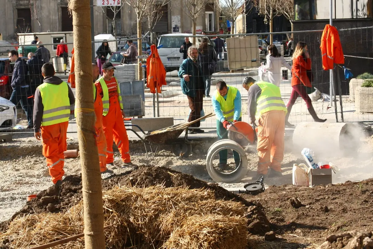 radnici rade na popločavanju puta
