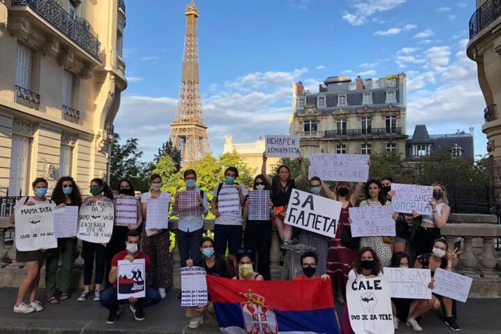 Studenti iz Srbije u Parizu dočekali Aleksandra Vučića transparentima „Ti si kovid Srbije“