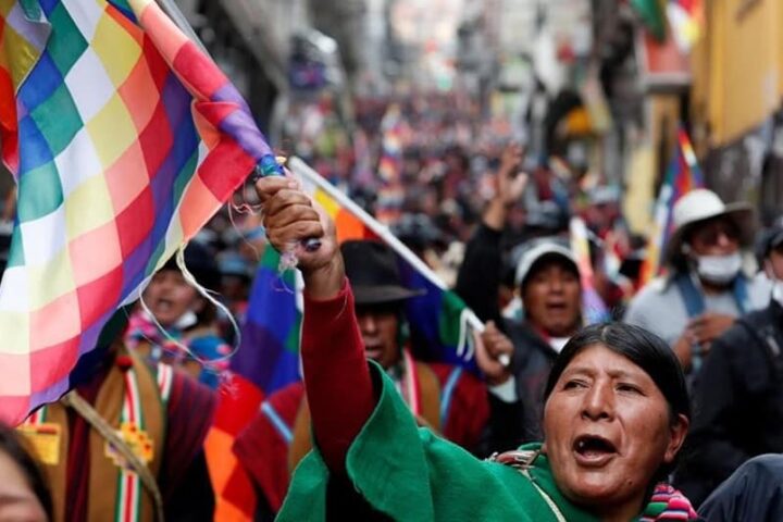 Protest protiv pučističke valde u Boliviji, jun 2020. pod zastavom Vipala koja je simbol autohotnog stanovništva; Izvor: Evo Morales Ayma / Facebook