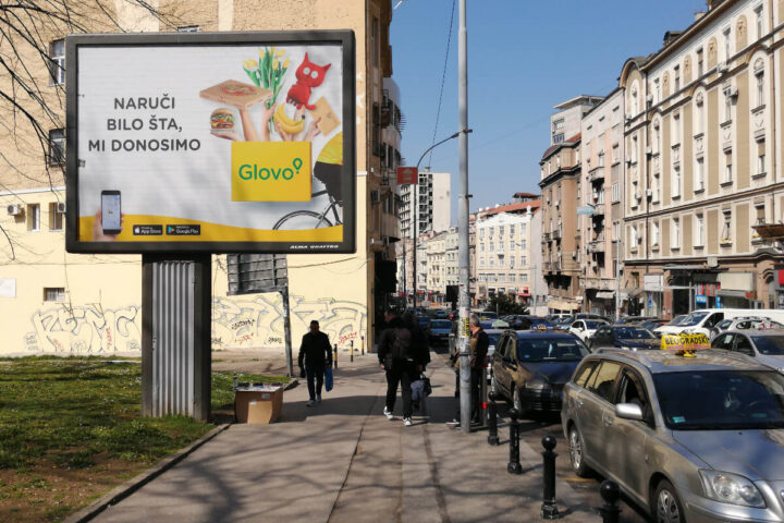 Bilbord sa reklamom za aplikaciju Glovo