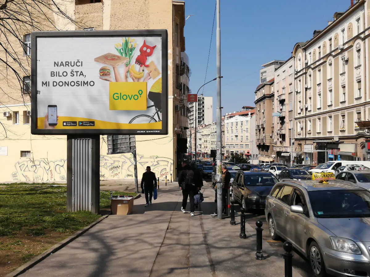 Bilbord sa reklamom za aplikaciju Glovo
