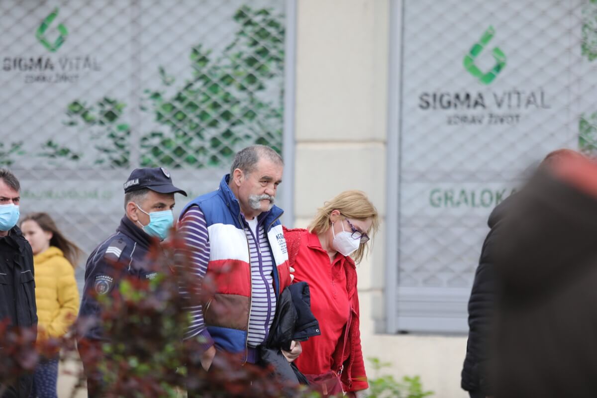 Gojka Lalovića odvode policija i hitna pomoć