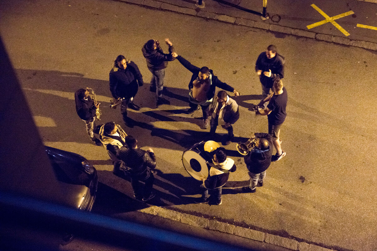 proslava na ulici sa trubačima