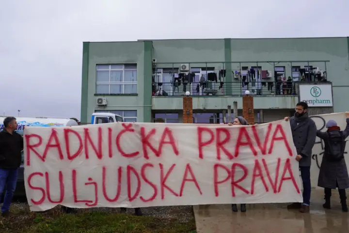 akcija ispred zgrade u kojoj su smešteni radnici iz Vijetnama