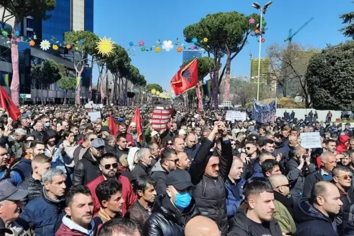 Masovni protesti u Albaniji, demonstranti poručuju da će istrajati do ispunjenja zahteva