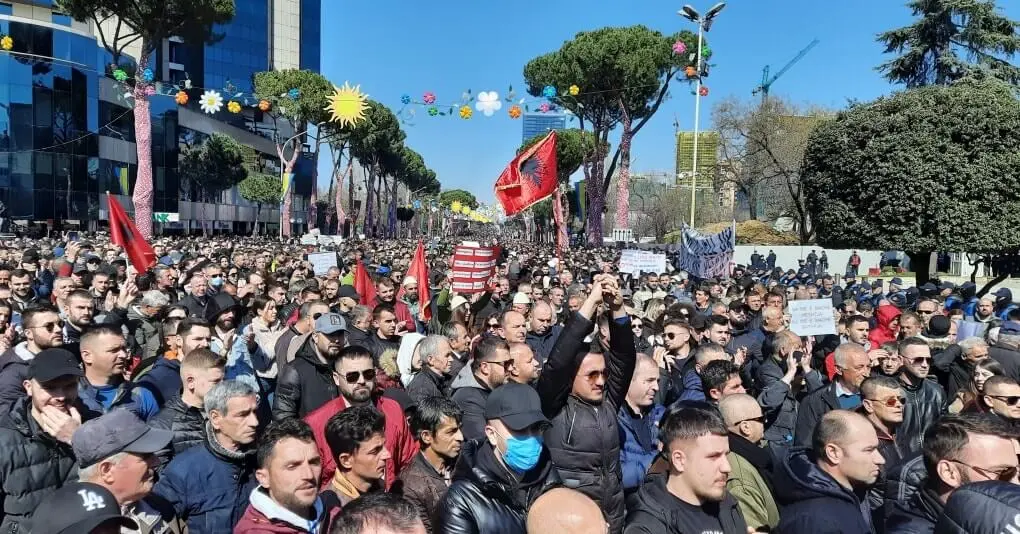 Masovni protesti u Albaniji, demonstranti poručuju da će istrajati do ispunjenja zahteva