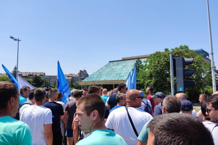 Radnici Fiajta ispred Sava centra