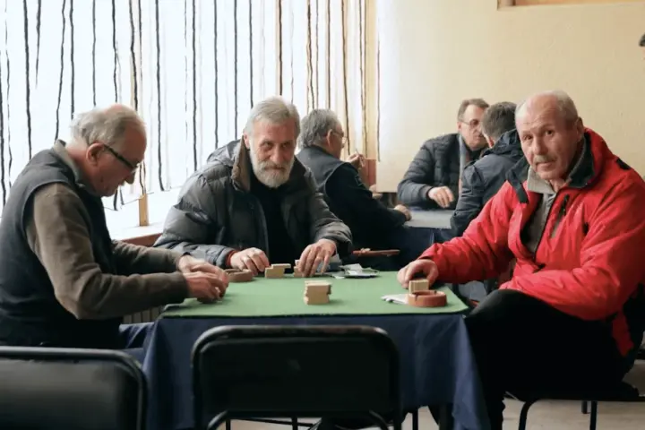 penzioneri igraju domine, insert iz filma