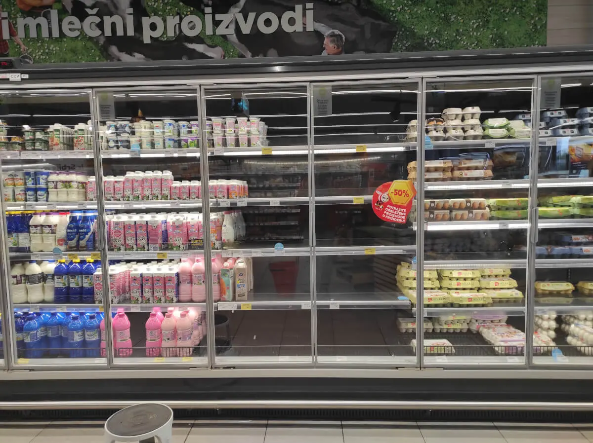 prazni rafovi sa mlekom