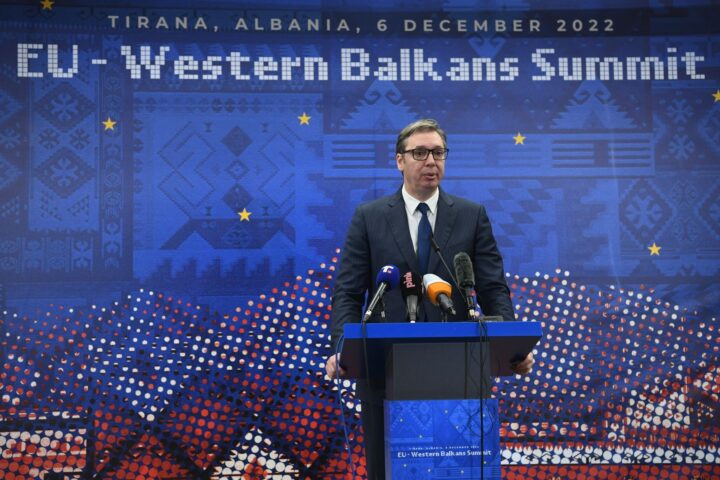 Vučić za govornicom u Tirani