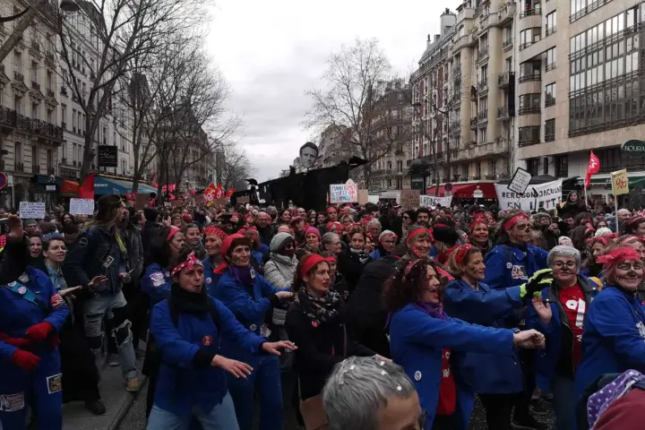Francuska: masovni protesti i štrajkovi protiv omražene penzione reforme