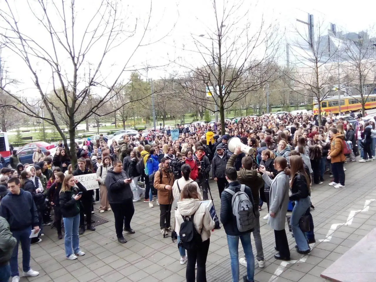 Protest srednjoškolaca ispred Ministarstva prosvete