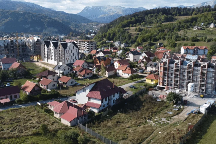 Oblik građevinskog buma: nove zgrade daleko nadmašuju stare, dramatično menjajući gradski pejzaž i lokalne infrastrukturne potrebe. Foto: Zeleni Kolašin