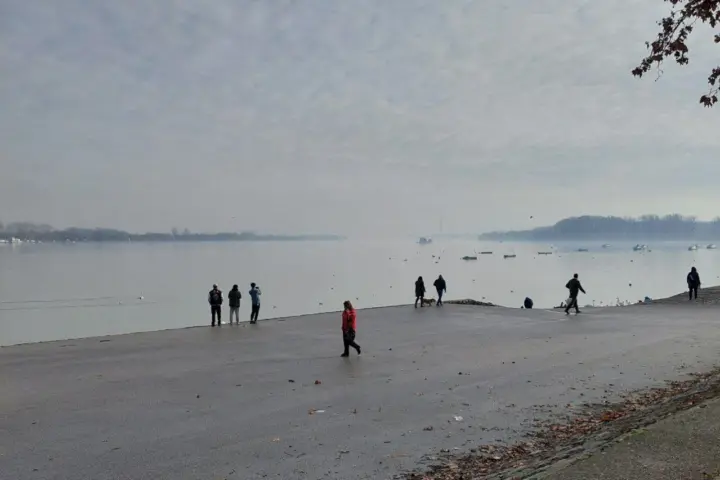Ljudi pored reke