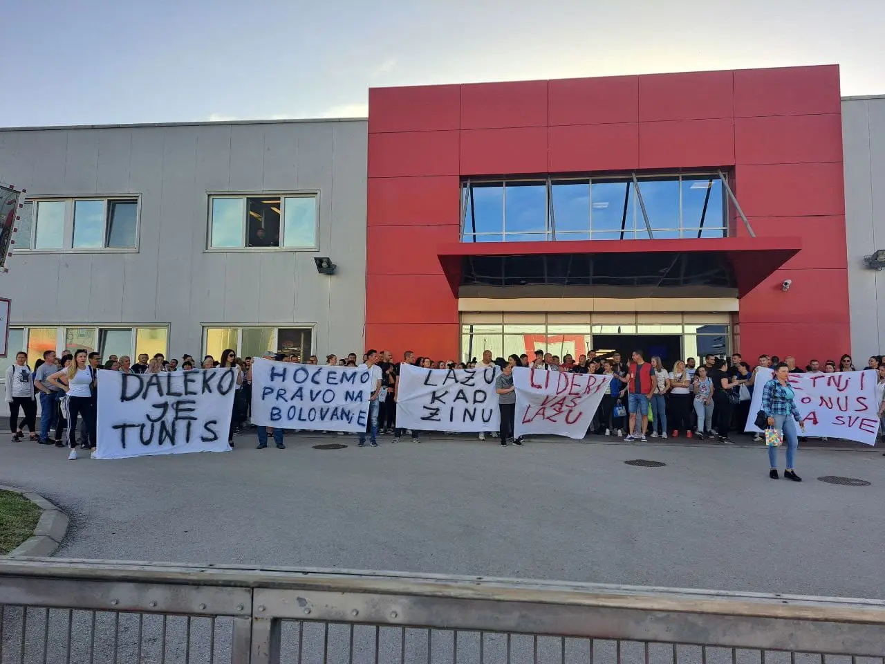 Radnici Jure ispred fabričke zgrade u Leskovcu; Foto: Radnički glas