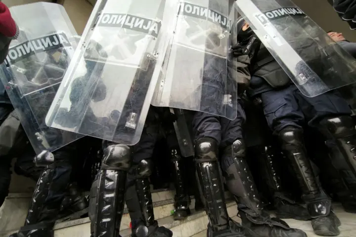 Policija ispred Skupštine Novog Sada; Foto: Mašina