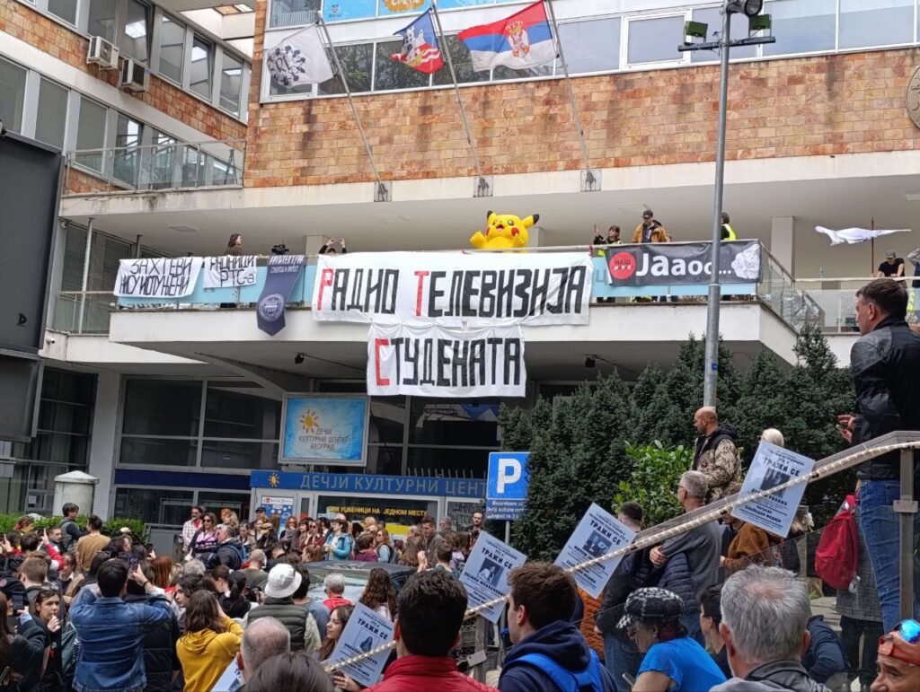 Zašto mladi u Srbiji, više nego u regionu, proveravaju informacije iz medija?