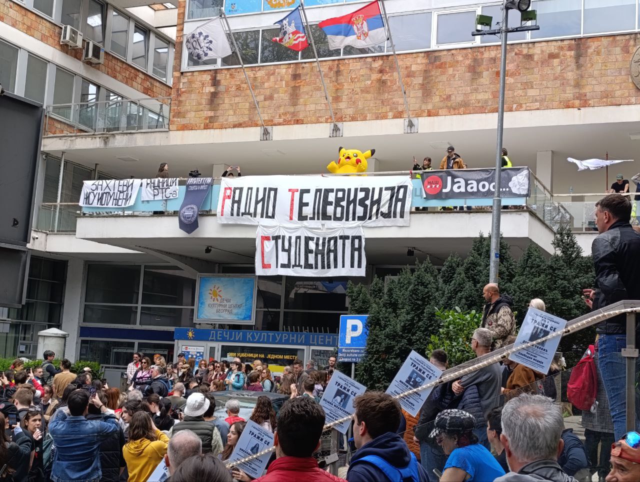 Zašto mladi u Srbiji, više nego u regionu, proveravaju informacije iz medija?