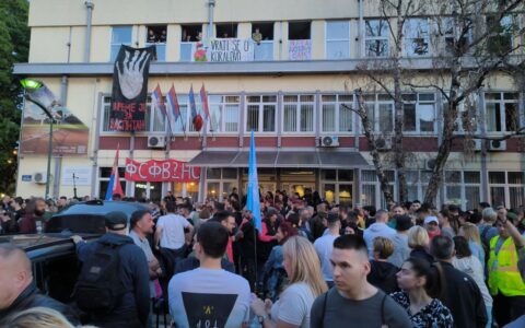 Protest ispred DIF-a u Novom Sadu; Foto: Mašina