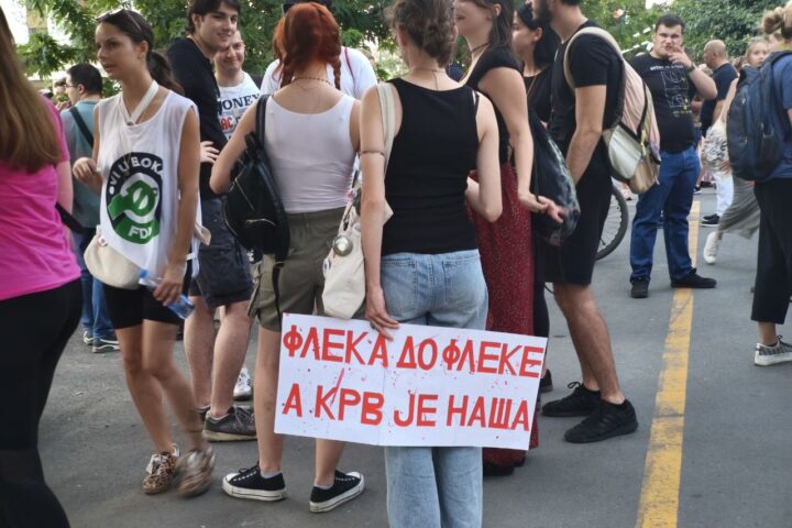 omladina na protestu