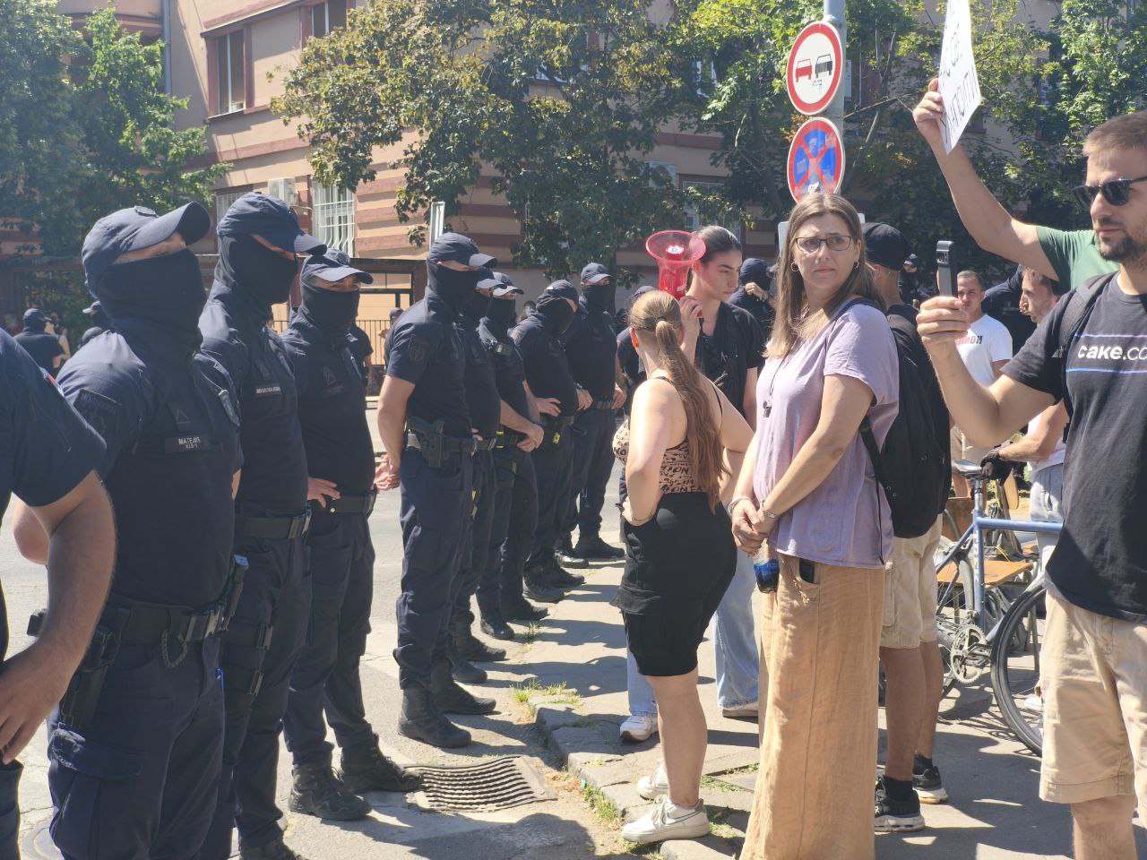 Policija sprečava blokadu saobraćaja u Zemunu; Foto: Mašina