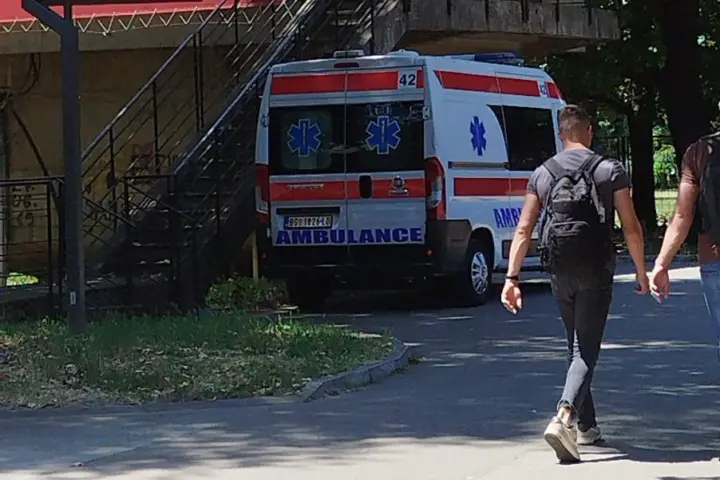 Vozilo Hitne pomoći na Adi Ciganliji; Foto: Pokret Meri