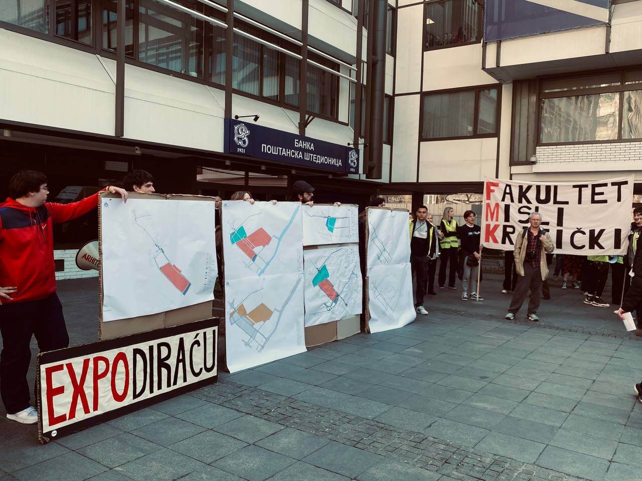 Protest ispred Gradske uprave, kada je otkazana javna rasprava o planu za Nacionalni stadion drugi put