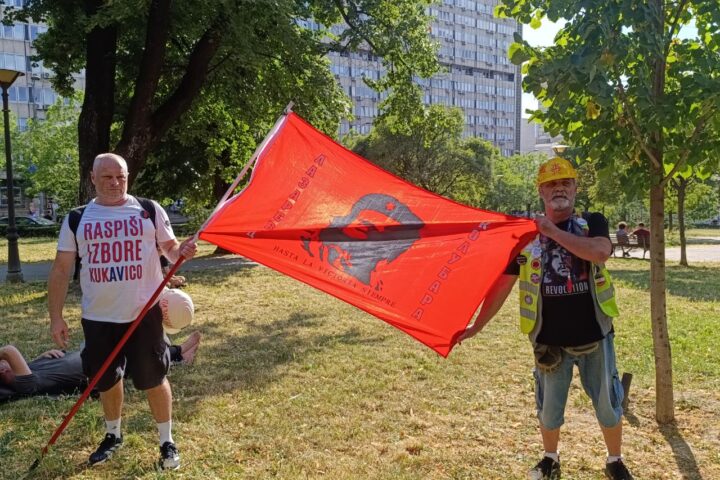 Radnici Kolubare drže svoju zastavu.