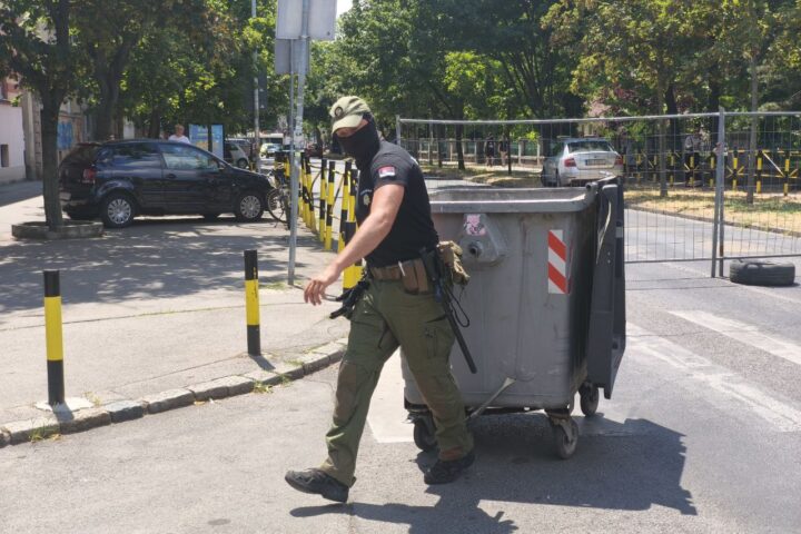 Uklanjaje barikade u Zemunu; Foto: Mašina