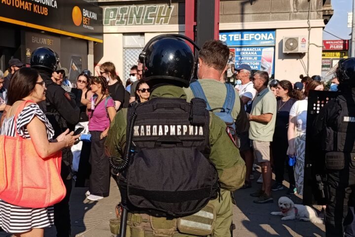 Žandarmerija opkoljava zbor