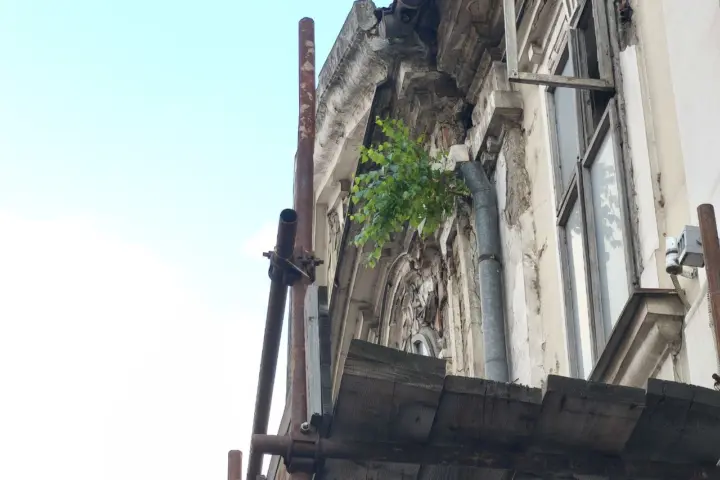 Zgrada sa sunčanim satom; Foto: Mašina.