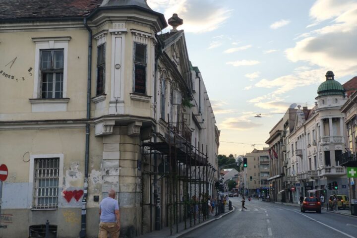Zgrada sa sunčanim satom u Glavnoj ulici u Zemunu; Foto: Mašina