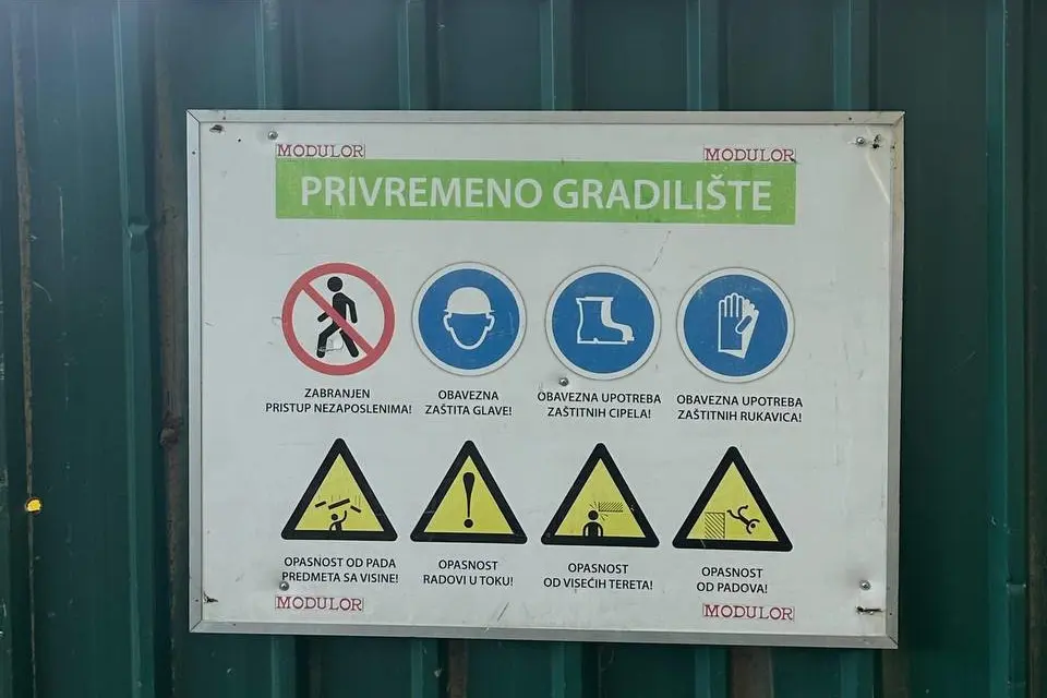 Tabla "Privremeno gradilište