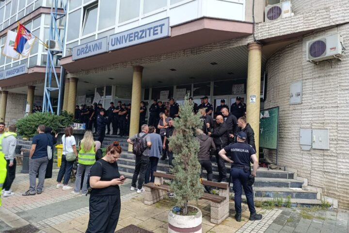 Policija blokira ulaz u univerzitet.