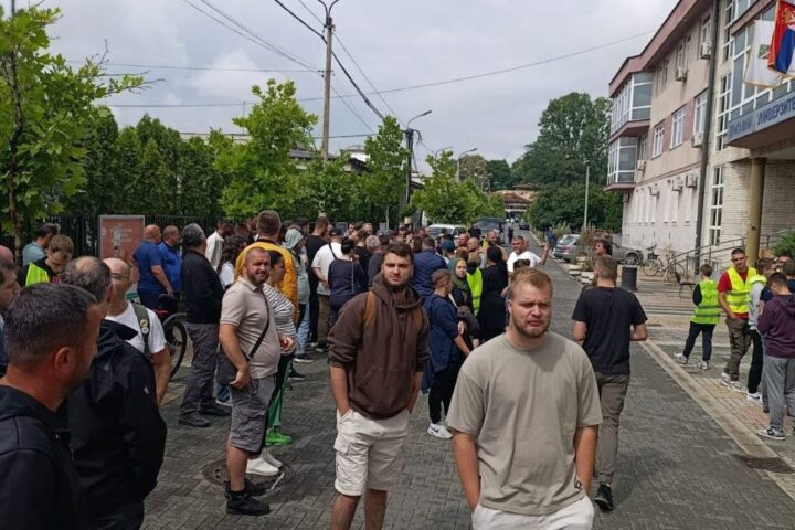 Građani i studenti ispred zgrade DUNP-a.