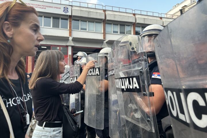 Žene ispred kordona policije