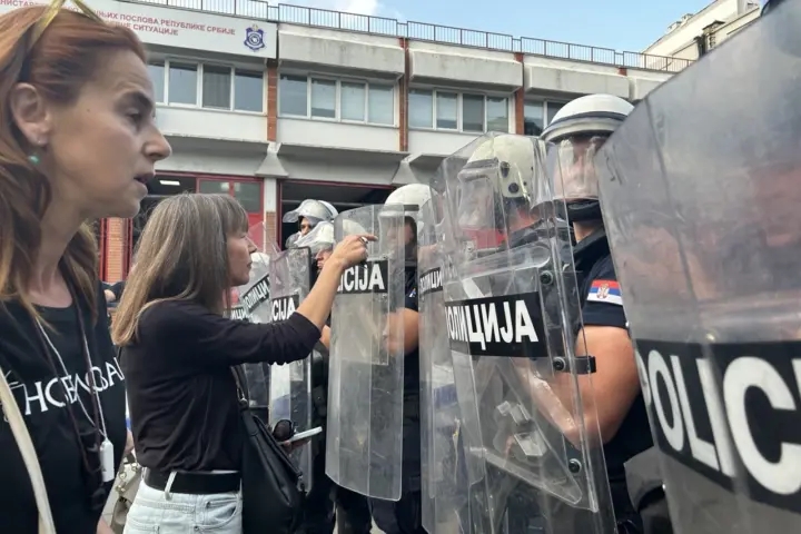 Žene ispred kordona policije