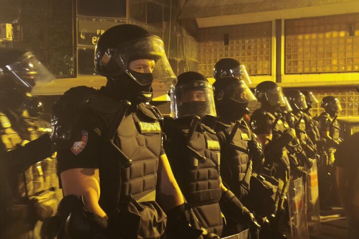 policija na protestima